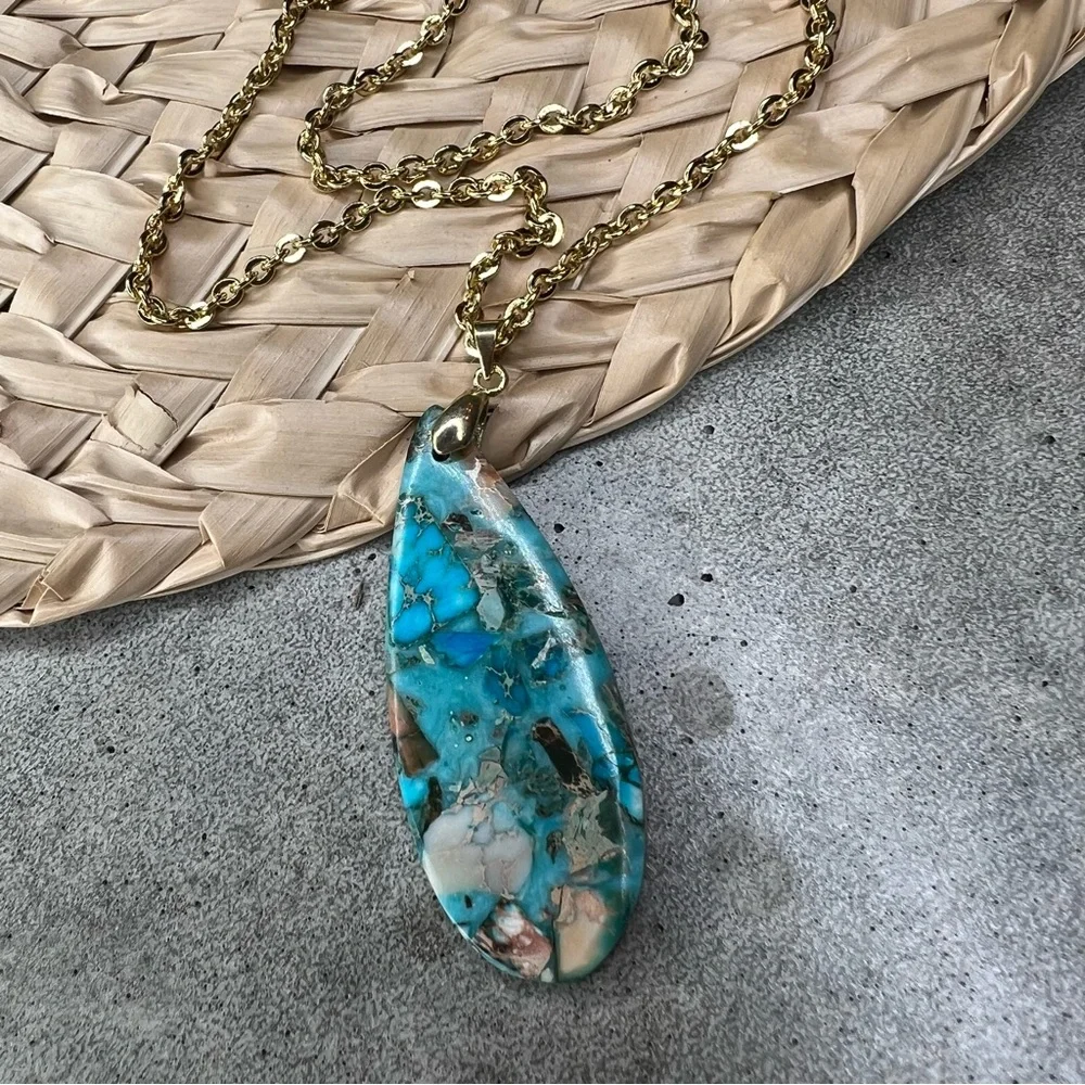 Natural stone necklace on gold tone chain - Picture 3 of 13